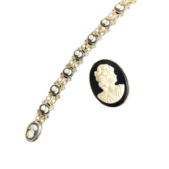 Vintage resin Cameo pairing brooch & bracelet silver finish - Picture 10 of 10